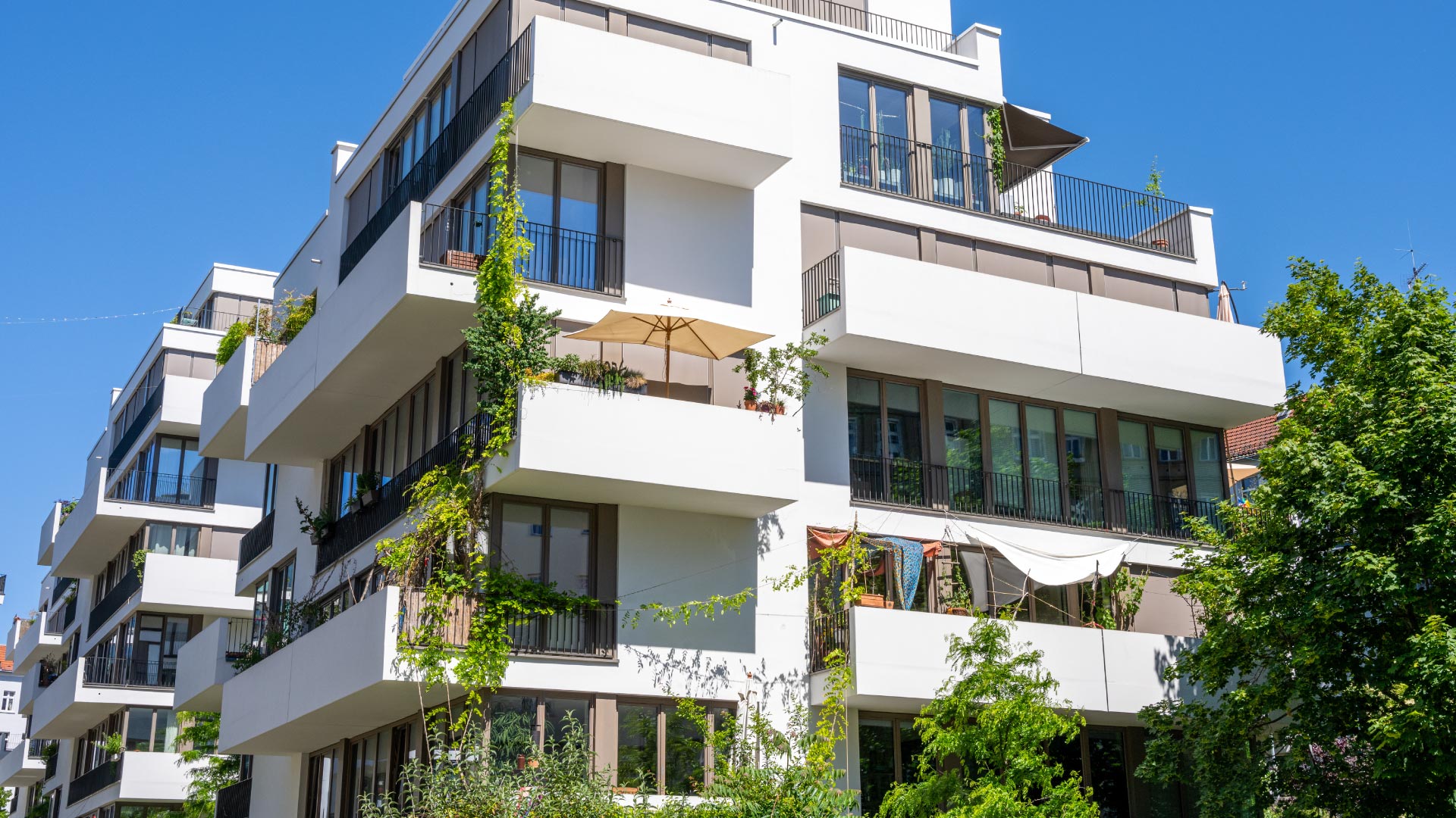 Edificio de 3 plantas en día soleado
